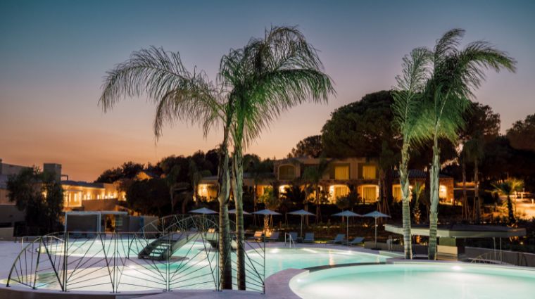 7 pines resort sardinia spazio pool night