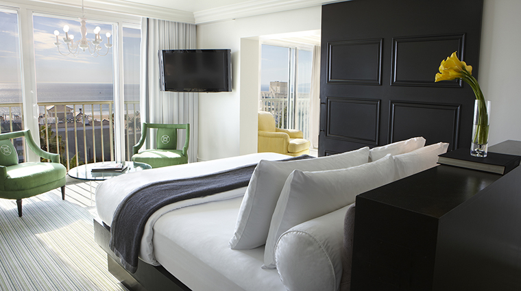 PropertyImage ViceroySantaMonica 7 Hotel GuestroomSuite EmpireSuite Bedroom CreditViceroyHotelGroup
