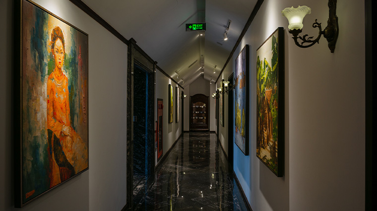 amanaki thao dien hallway