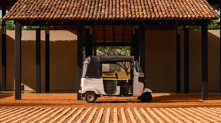 amanwella porte cochere tuktuk
