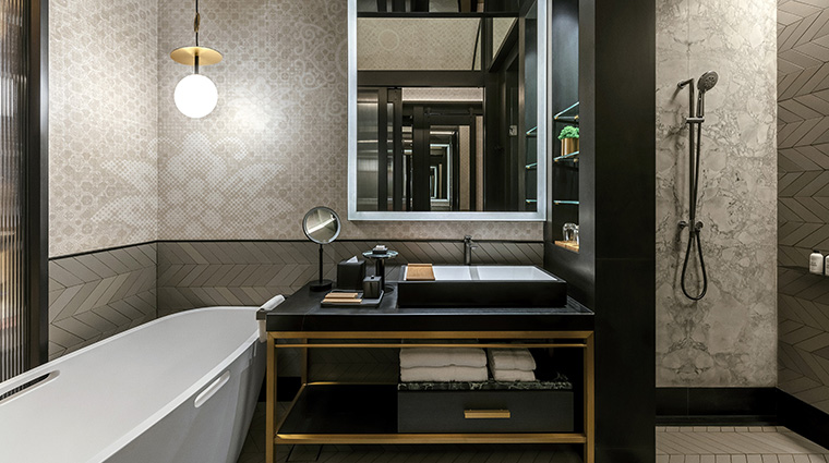 artyzen singapore hotel deluxe balcony king bathroom