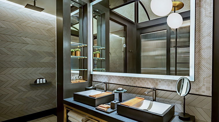 artyzen singapore hotel deluxe balcony twin bathroom