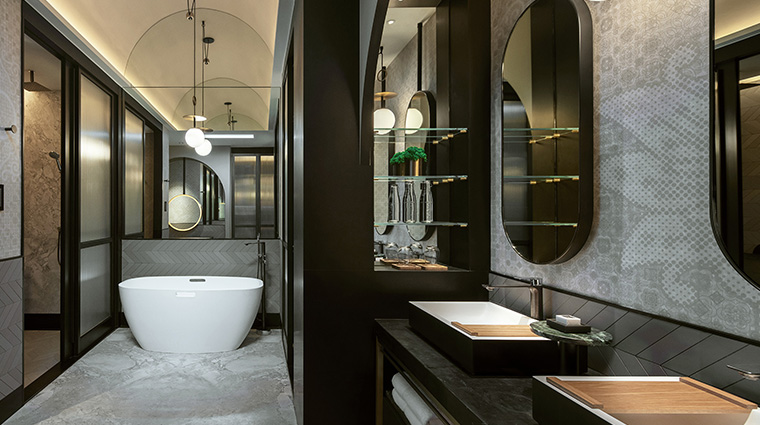 artyzen singapore hotel penthouse bathroom