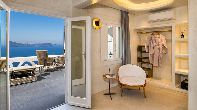 athina luxury suites honeymoon suite2