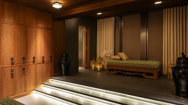 battitude spa femaile change room