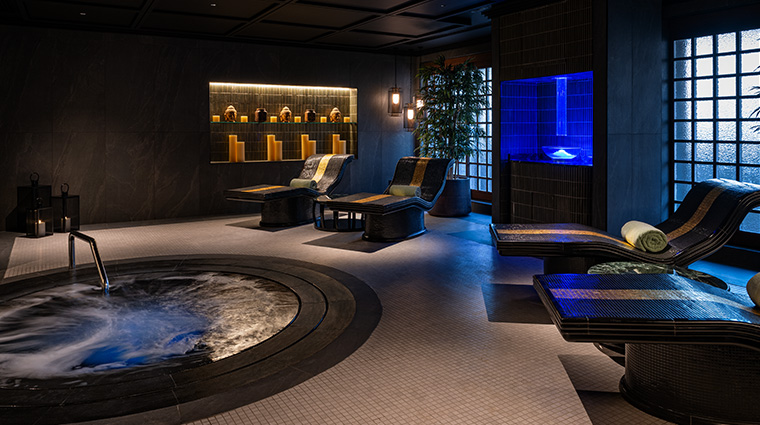 battitude spa female jacuzzi2