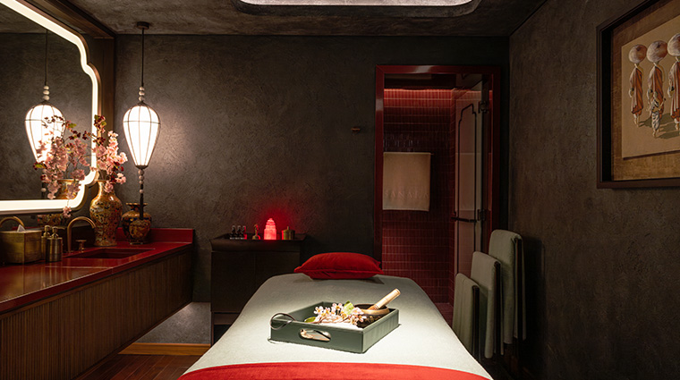 battitude spa female treatment room