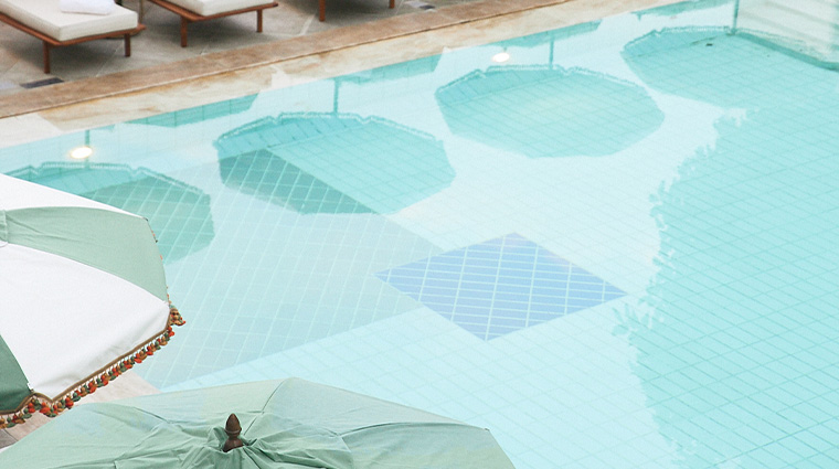 belmond copacabana palace pool loungers2