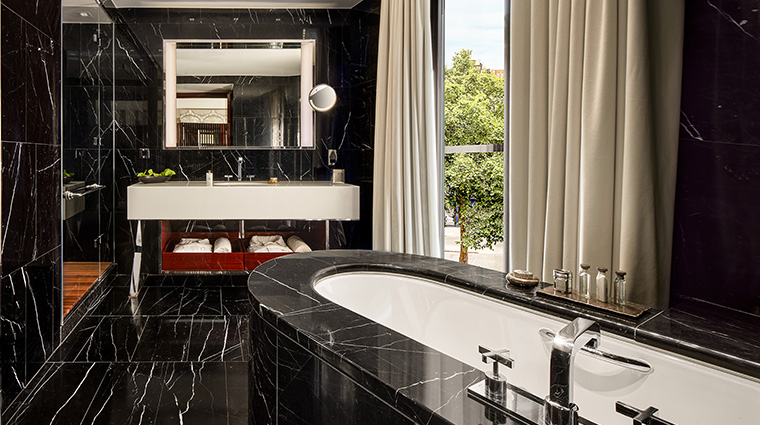 bvlgari hotel london studio suite bathroom