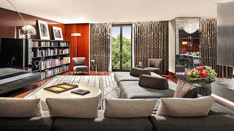 bvlgari hotel london suite living room