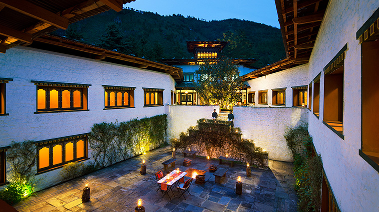 como uma paro courtyard private dining couple