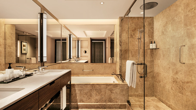 05conrad centennial singapore Bathroom