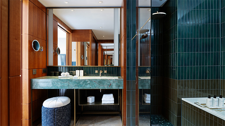 conrad hamburg deluxe balcony bathroom