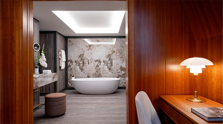 conrad hamburg presidential suite bathroom desk