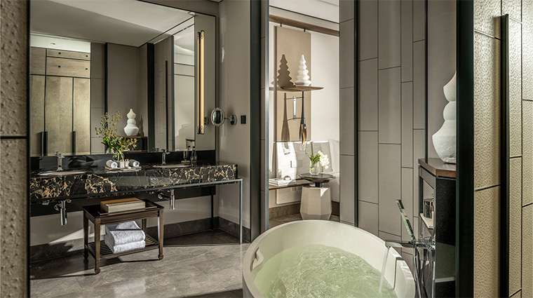 four seasons hotel bangkok at chao phraya river bathroom