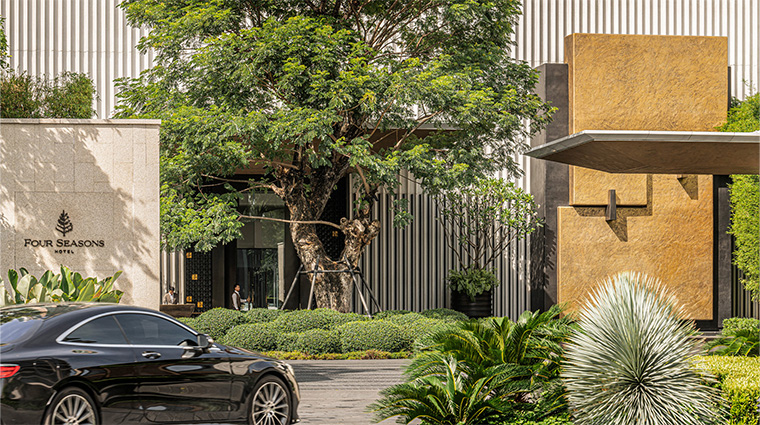 four seasons hotel bangkok at chao phraya river entrance