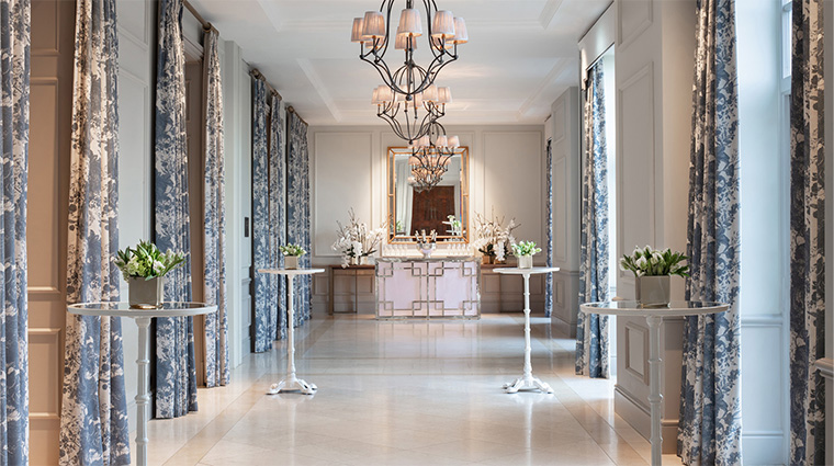 four seasons hampshire hallway lobby