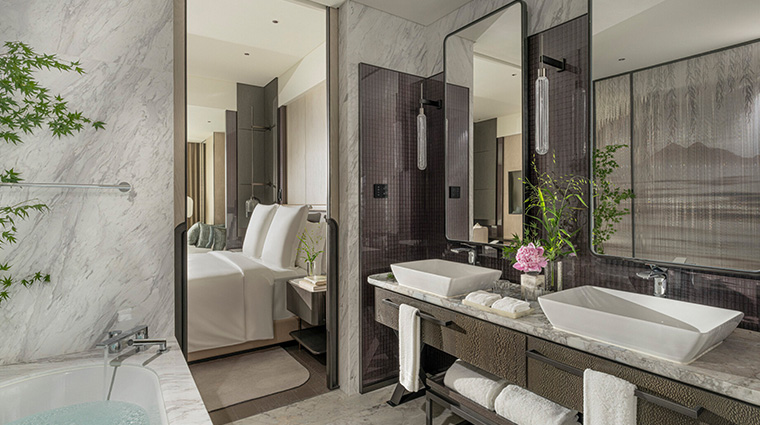 four seasons hotel hangzhou at hangzhou center bathroom2