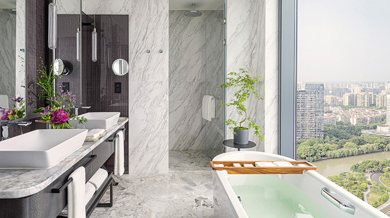 four seasons hotel hangzhou at hangzhou center bathroom3
