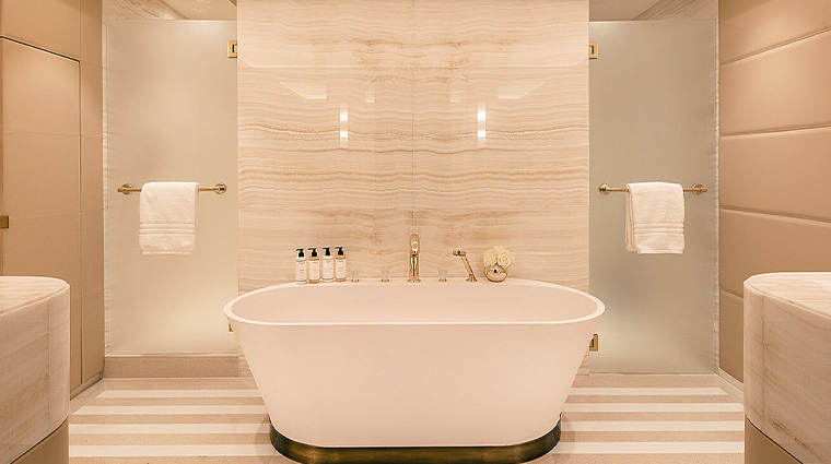 four seasons hotel london at park lane guestroom bathroom tub