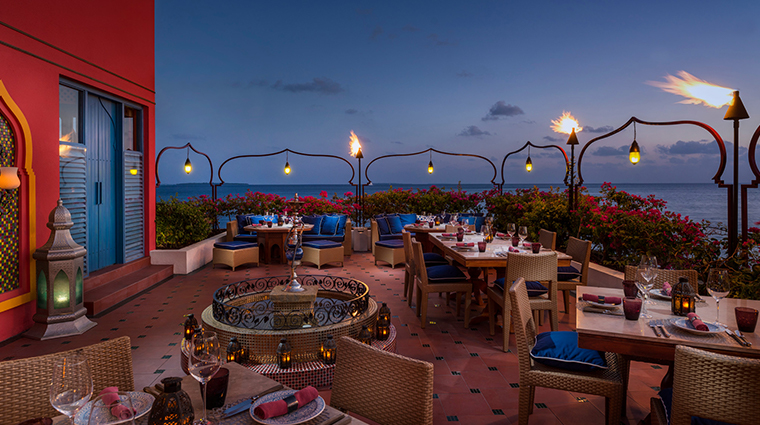 four seasons resort maldives at landaa giraavaru restaurant night