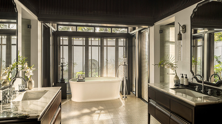 four seasons resort the nam hai hoi an bathroom