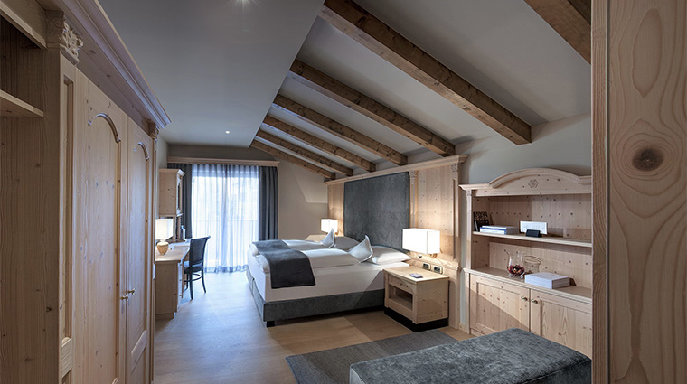 gardena grodnerhof deluxe suite bedroom