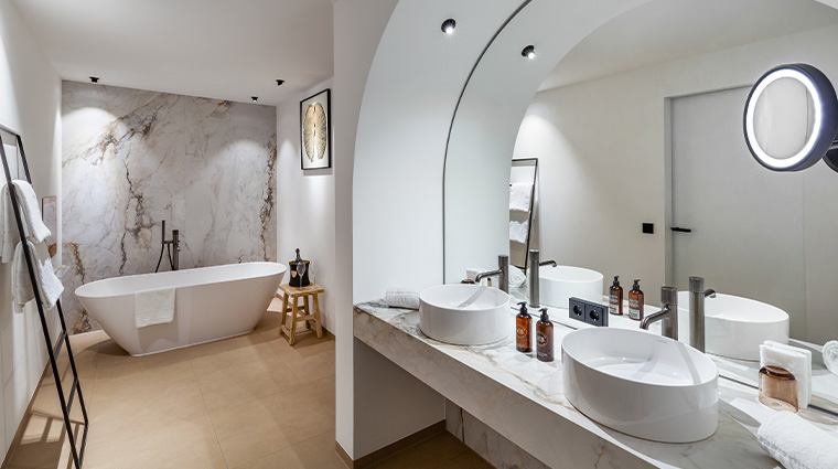 hotel maximilians bathroom