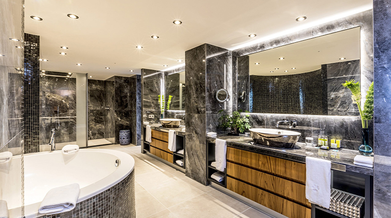 hotel okura amsterdam presidential suite bathroom 2 scaled