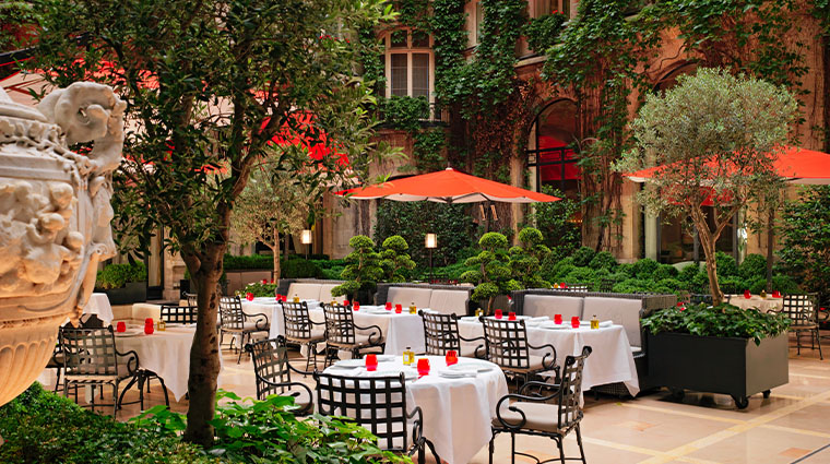 hotel plaza athenee paris cour jardin dining setup