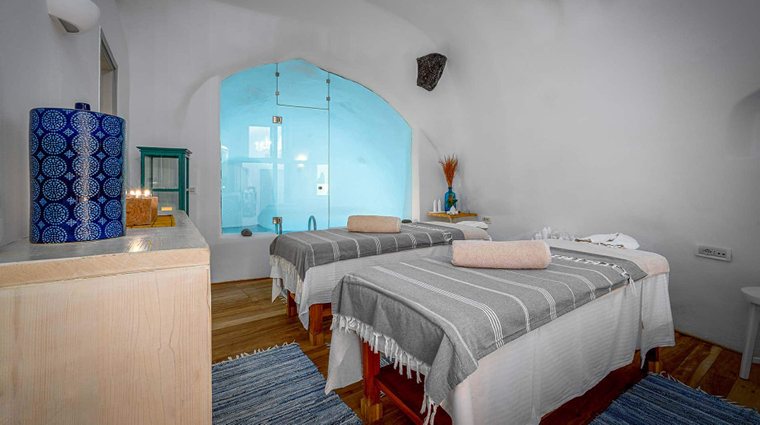 iconic santorini room picture 4