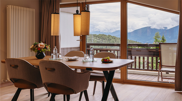 interalpen hotel tyrol familiensuite wohnzimmer neu