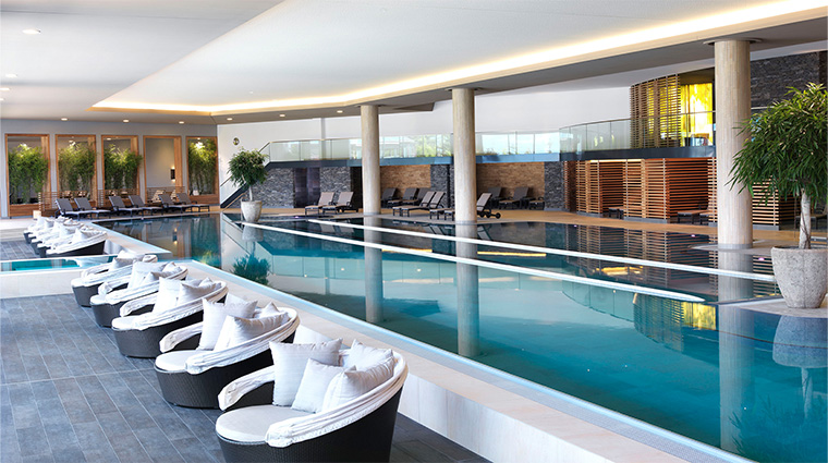 interalpen hotel tyrol indoorpool mit loungeinseln