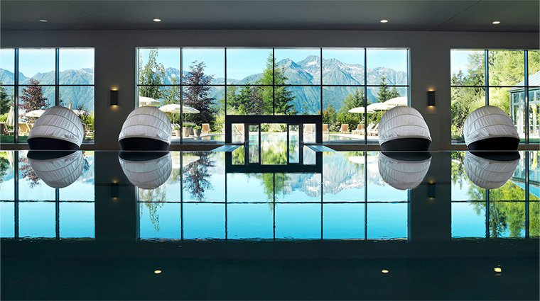 interalpen hotel tyrol poolanlage mit panormablick