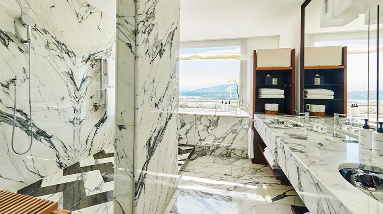 InterContinental Geneva Panoramic Lake View Room bathroom