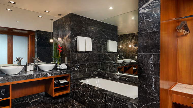 intercontinental marine drive mumbai juniorsuite bayview bathroom