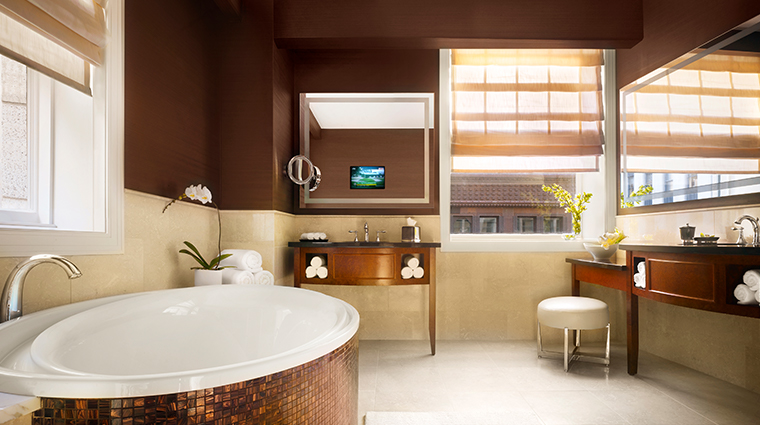 jw marriott chicago luxury suite bathroom