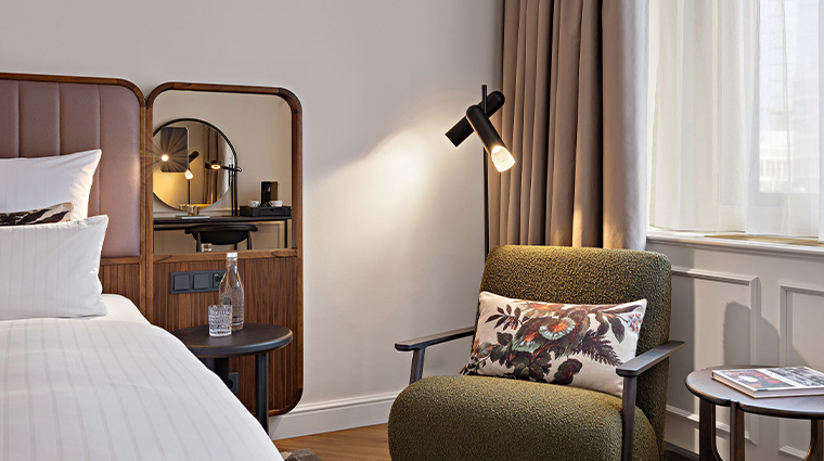 kempinski hotel bristol berlin guestroom detail2