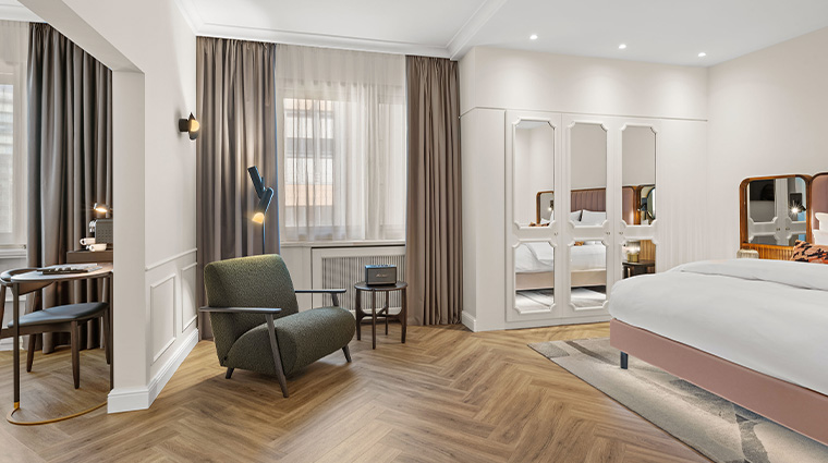 kempinski hotel bristol berlin guestroom seating