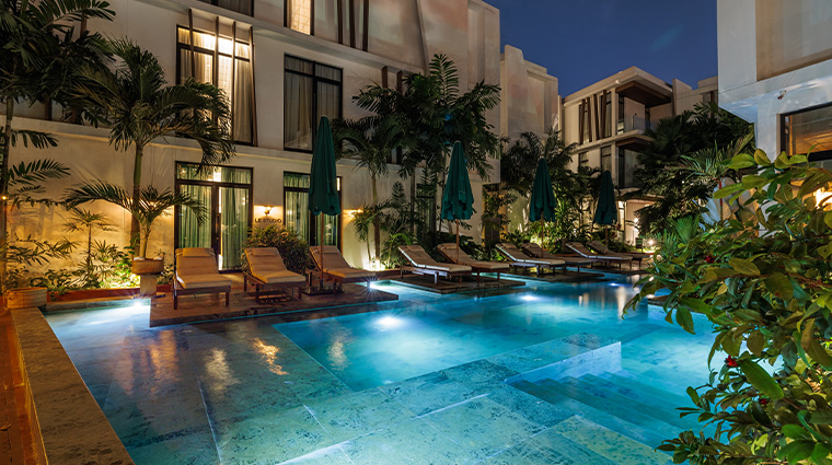 la maison palmier pool night