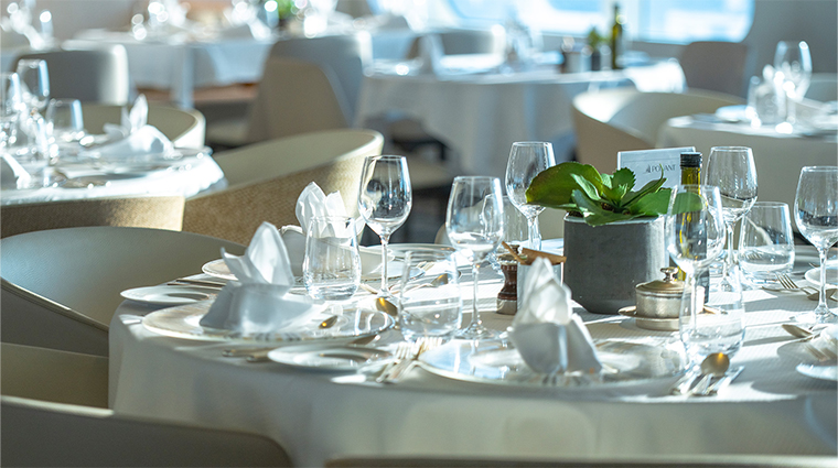 ponant le bougainville restaurant table