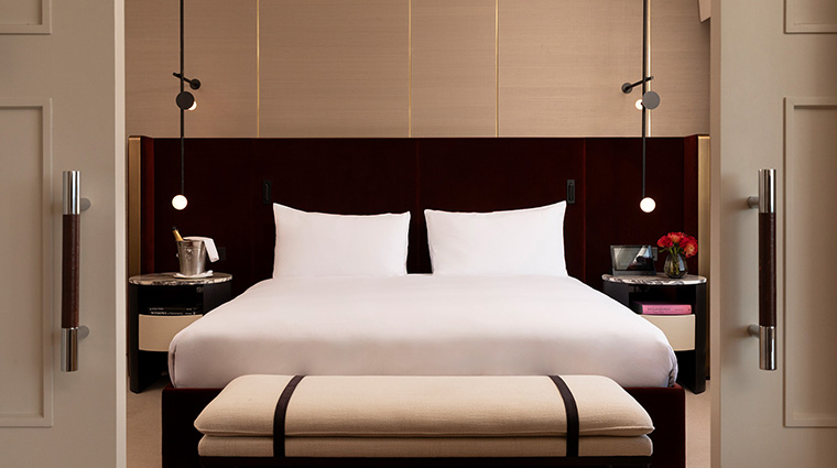 hilton london on park lane ambassador suite bed