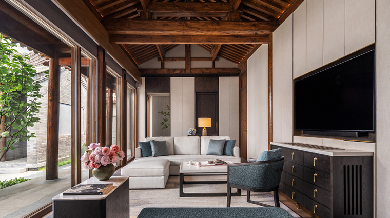 mandarin oriental qianmen beijing courtyard peking mansion livingroom