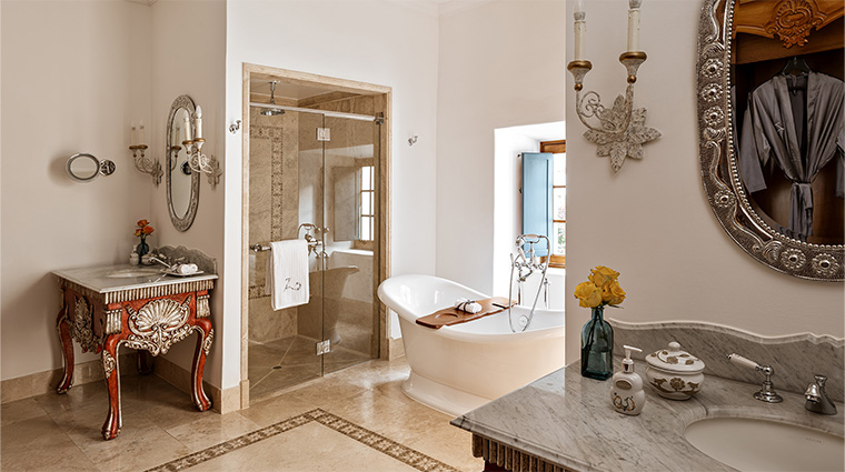 palacio nazarenas bathroom