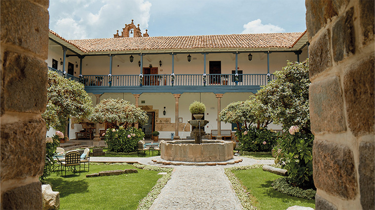 palacio nazarenas courtyard