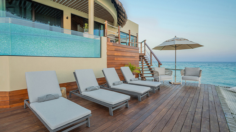 18 PresidentialOverwaterBungalow Deck