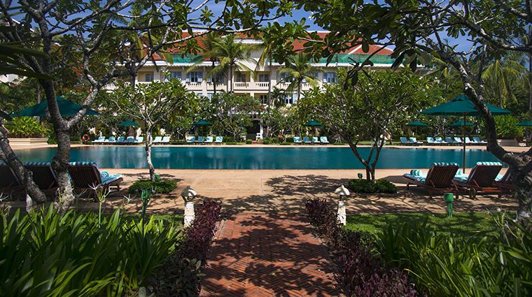 raffles grand hotel dangkor exterior pool