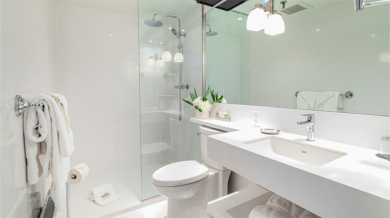 ripplecove hotel and spa classic room bathroom