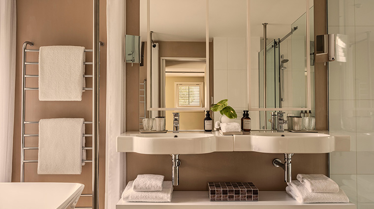 rosewood matakauri lake view suite in lodge bathroom