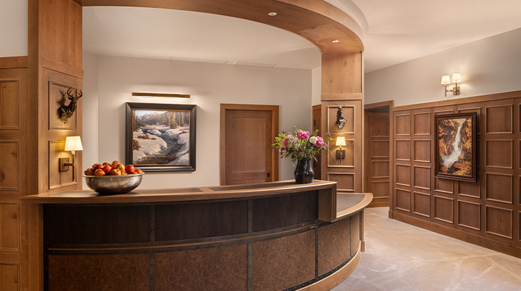 rusty parrot lodge spa front desk